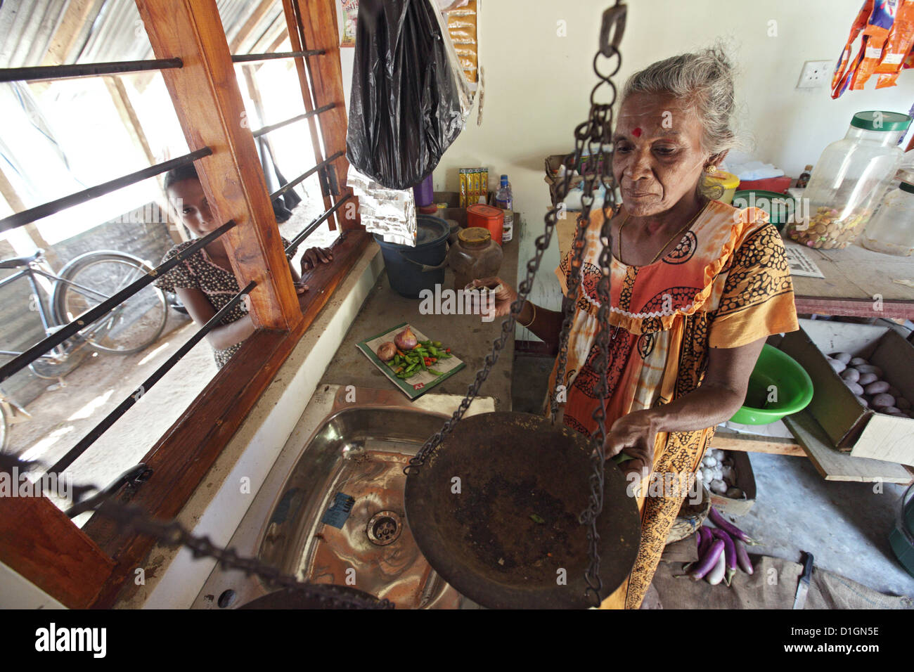 Puliyampathai, Sri Lanka, eine ältere Frau in ihrer eigenen Dorfladen Stockfoto