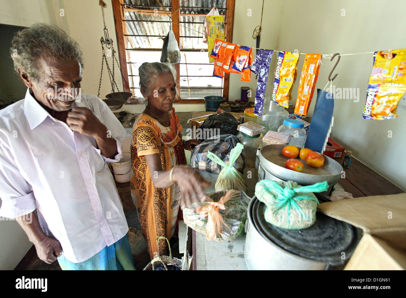Puliyampathai, Sri Lanka, eine ältere Frau in ihrer eigenen Dorfladen Stockfoto