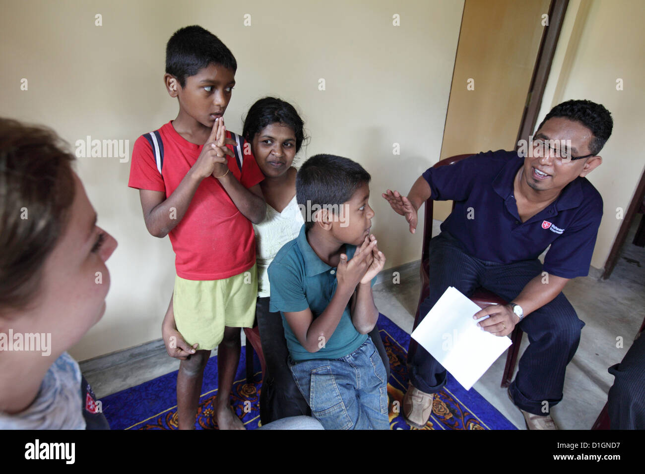 Galle, Sri Lanka, Mitarbeiter von Hilfsorganisationen in einem Interview mit einer maltesischen Familie Stockfoto