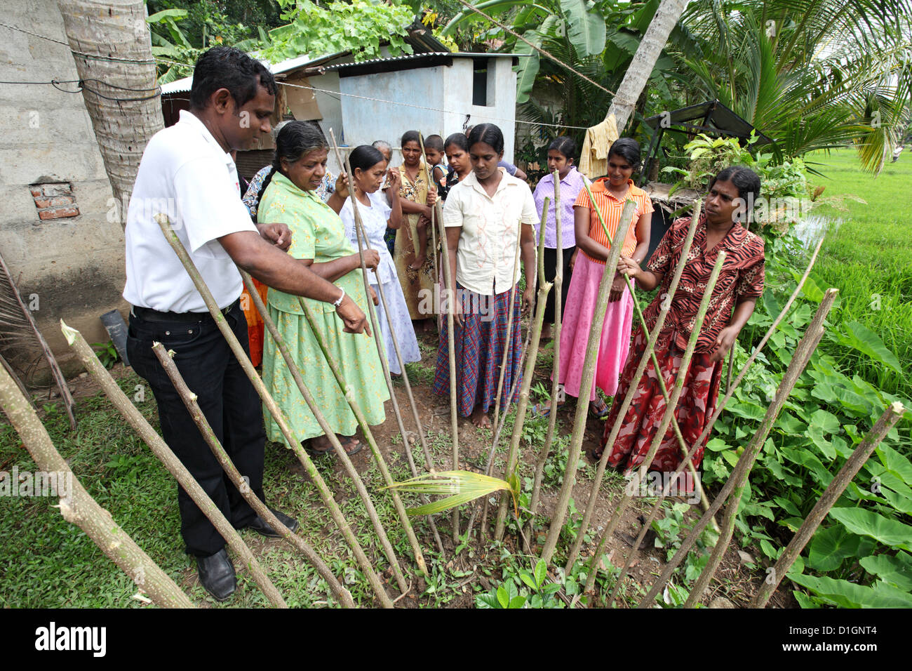Ambalangoda, Sri Lanka, Malta Women Leaders erklärt die Herstellung von Kompost Pflanzen Stockfoto