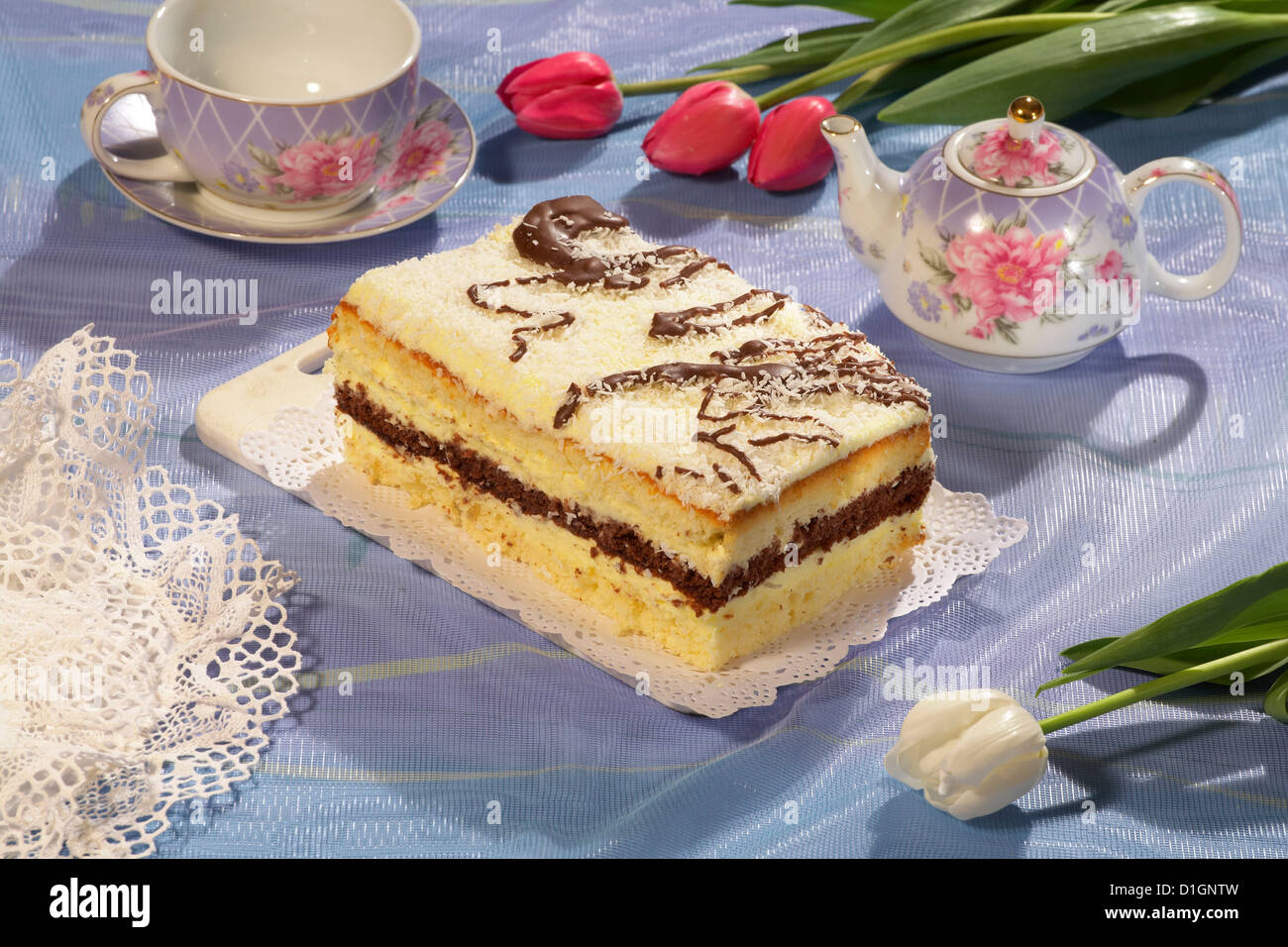 Kuchen mit Pudding und Schokolade Stockfoto