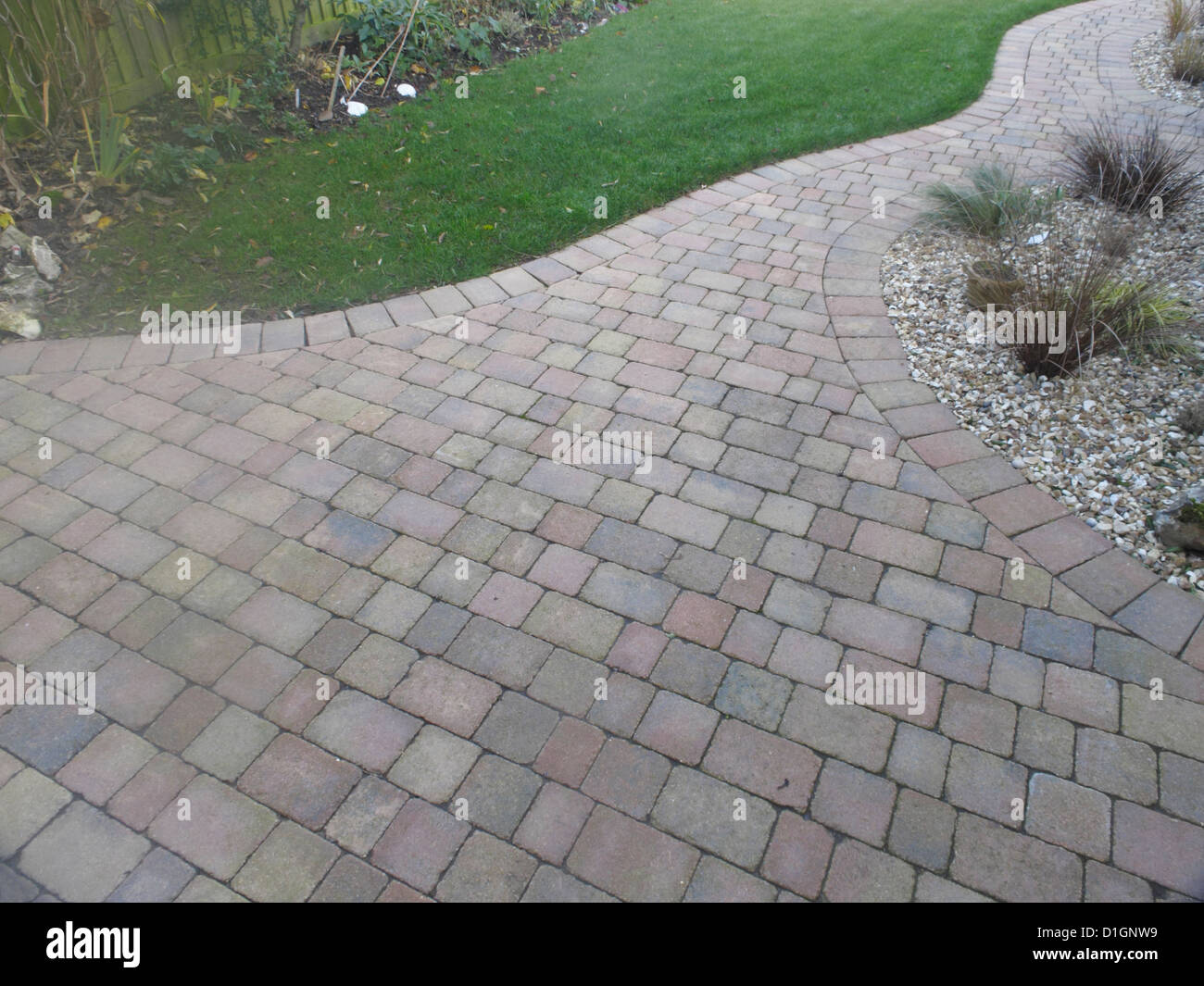 Rustikale aus rotem Backstein Innenhof Pflasterdecke in UK Garten mit porösen Fugen als nachhaltigen Entwässerung System Oberflächenwasser Sickerschacht Stockfoto