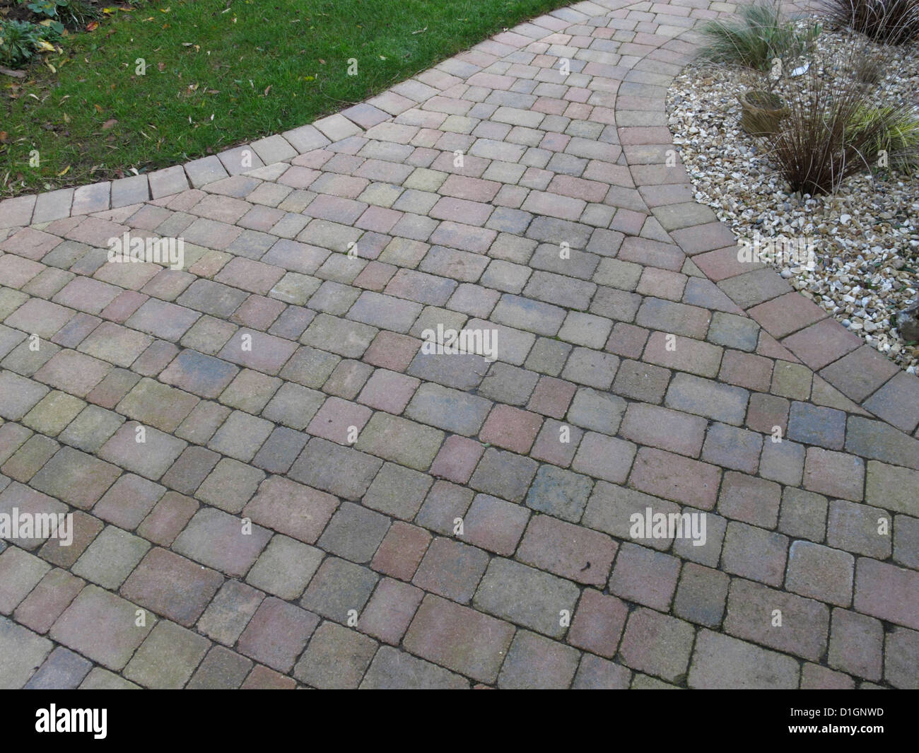 Rustikale aus rotem Backstein Innenhof Pflasterdecke in UK Garten mit porösen Fugen als nachhaltigen Entwässerung System Oberflächenwasser Sickerschacht Stockfoto