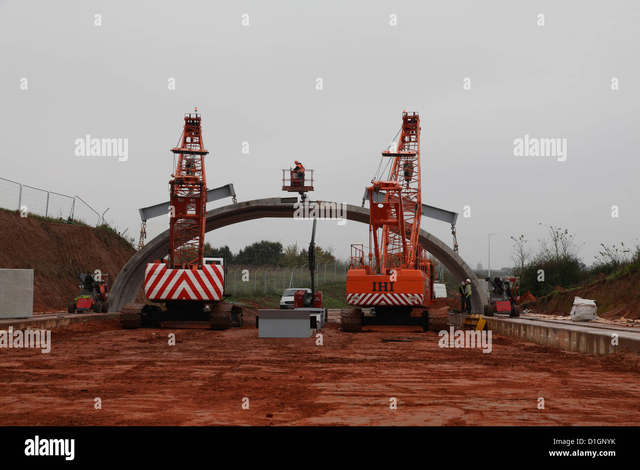 Bebo-Bogen-Brücke von vorgefertigten Stahlbeton-Abschnitte in Exeter Flughafen Clyst Honiton Bypass UK Position angehoben wird Stockfoto