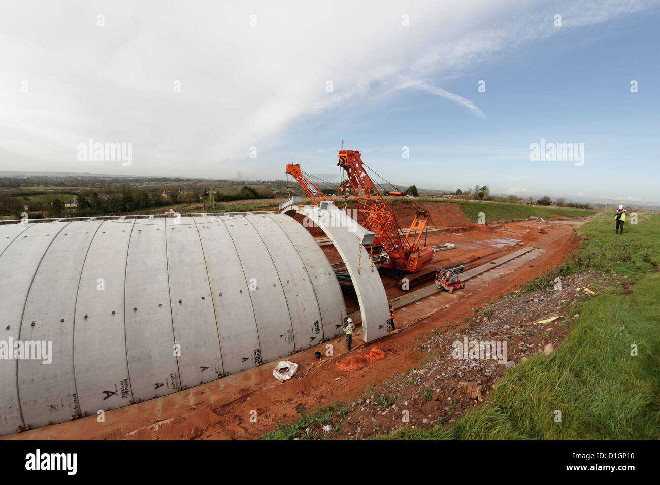 Bebo-Bogen-Brücke von vorgefertigten Stahlbeton-Abschnitte in Exeter Flughafen Clyst Honiton Bypass UK Position angehoben wird Stockfoto