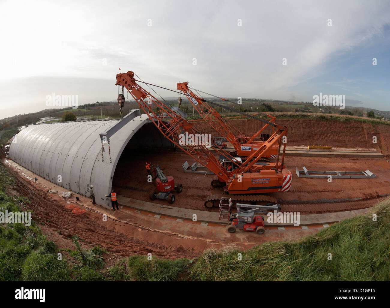 Bebo-Bogen-Brücke von vorgefertigten Stahlbeton-Abschnitte in Exeter Flughafen Clyst Honiton Bypass UK Position angehoben wird Stockfoto