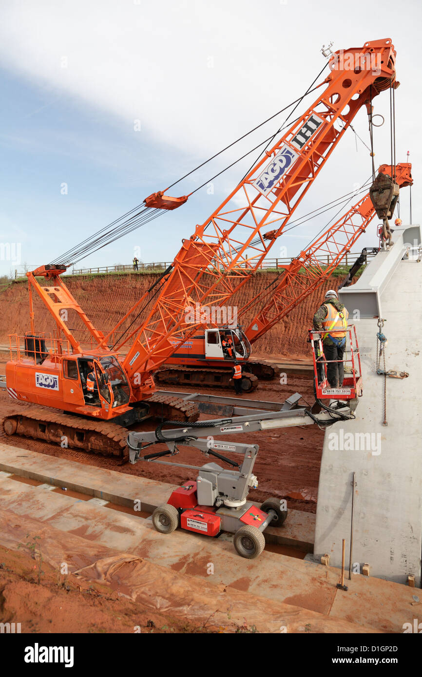 Bebo-Bogen-Brücke von vorgefertigten Stahlbeton-Abschnitte in Exeter Flughafen Clyst Honiton Bypass UK Position angehoben wird Stockfoto