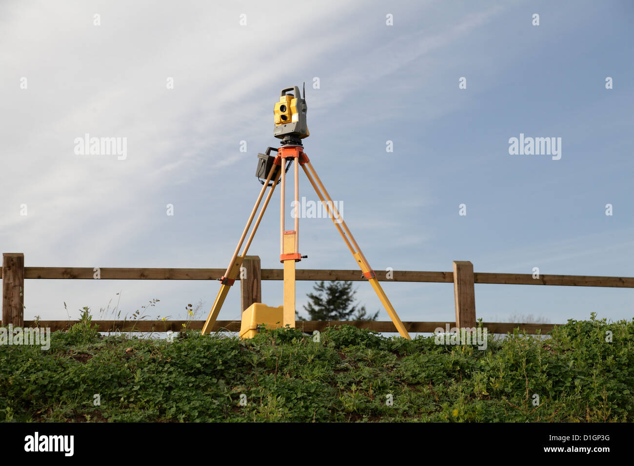 Trimble Totalstation EDM Theodolit, die ohne Assistenz als es automatisch betrieben werden können verfolgt das Ziel Prisma UK Stockfoto