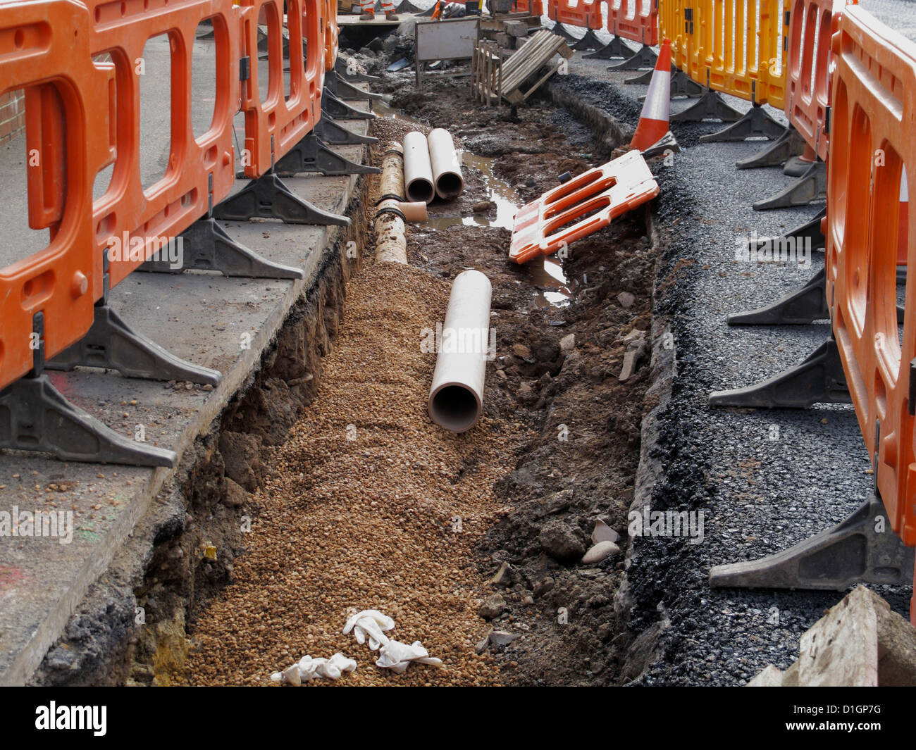Reparatur von beschädigten städtischen Oberflächenwasser Drainagerohr bröckelt Infrastruktur Exeter UK Stockfoto