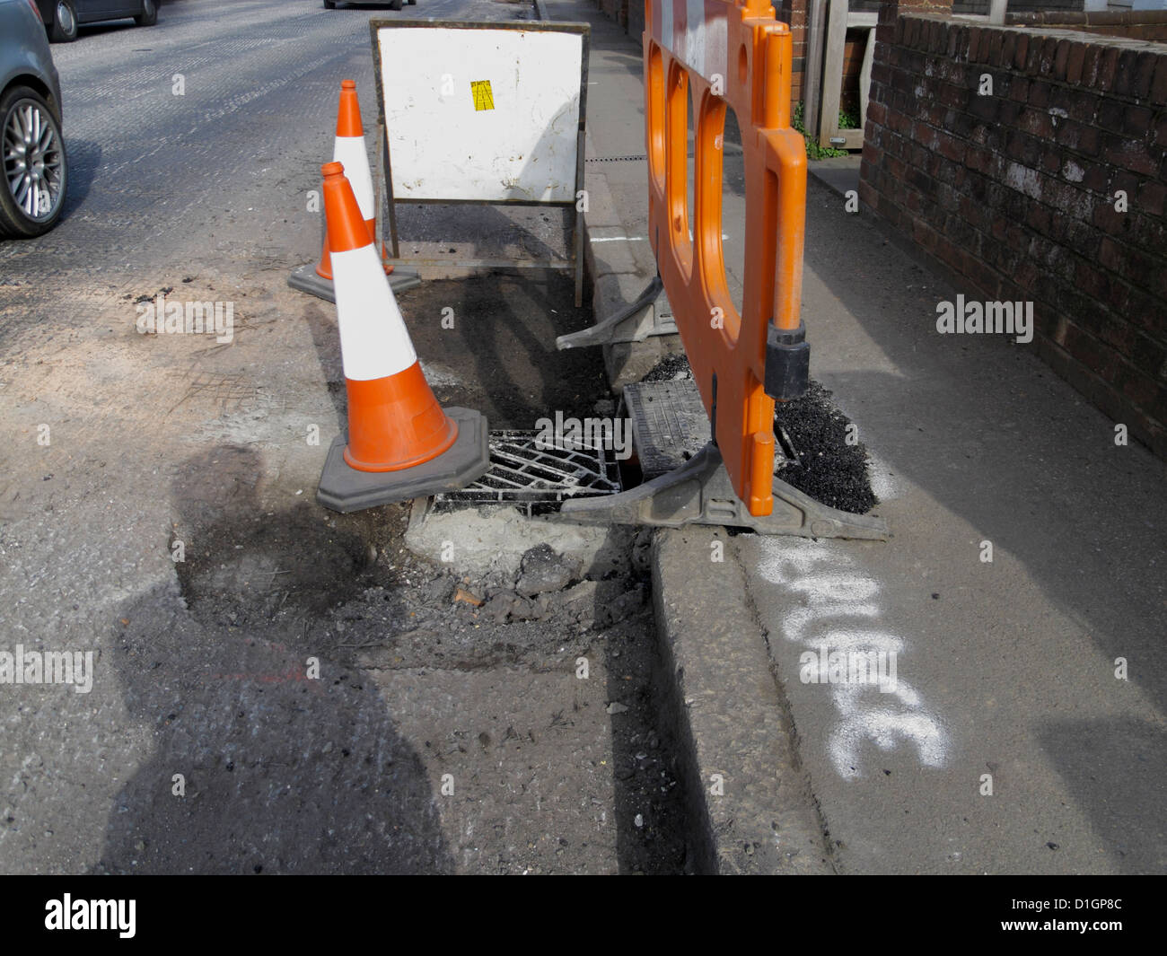 Reparatur von beschädigten städtischen Oberflächenwasser Drainagerohr bröckelt Infrastruktur Exeter UK Stockfoto