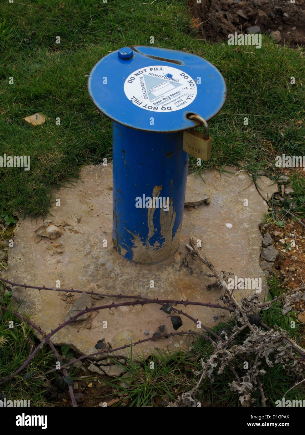 Verschließbare Abdeckung des Bohrloch Standrohr zugänglich für die Überwachung der Grundwasserspiegel Grundwasserstand für geotechnische geologische Übersicht uk Stockfoto