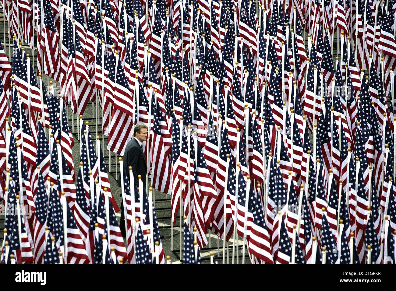 Ein Mann geht durch die Heilung Flagge Feldanzeige in der Nähe der Pentagon-Denkmal vor der Einweihungsfeier 11. September 2008. Jede Flagge steht für jemanden, der auf 11. September 2001 ihr Leben verloren. Stockfoto