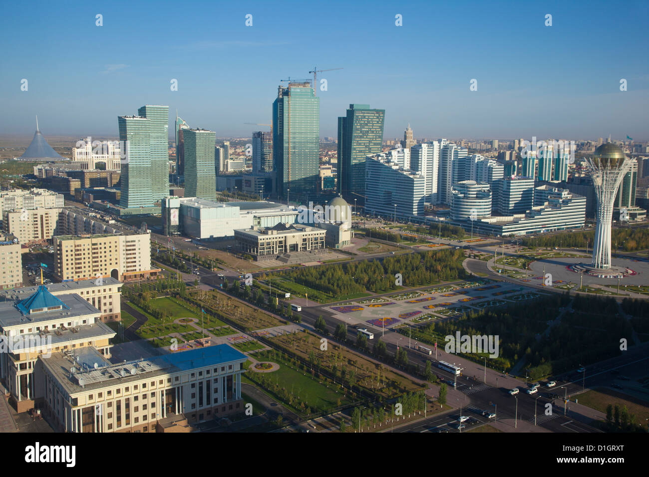 Nurzhol Bulvar, der neue Regierungs-Zone und der Bayterek-Turm, der Khan Shatyr Einkaufszentrum auf der linken Seite, Astana, Kasachstan Stockfoto