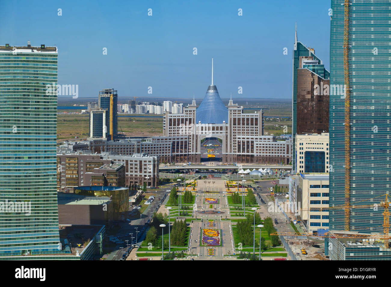 Ansicht der Stadt mit Blick auf Khan Shatyr Entertainment-Center, Astana, Kasachstan, Zentralasien, Asien Stockfoto