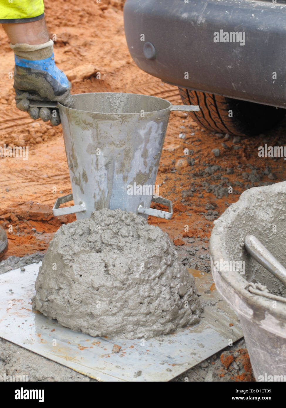 nicht Klumpen Test auf nasse frische konkrete Beispiel für akzeptable Verarbeitbarkeit auf UK-Baustelle zu überprüfen Stockfoto