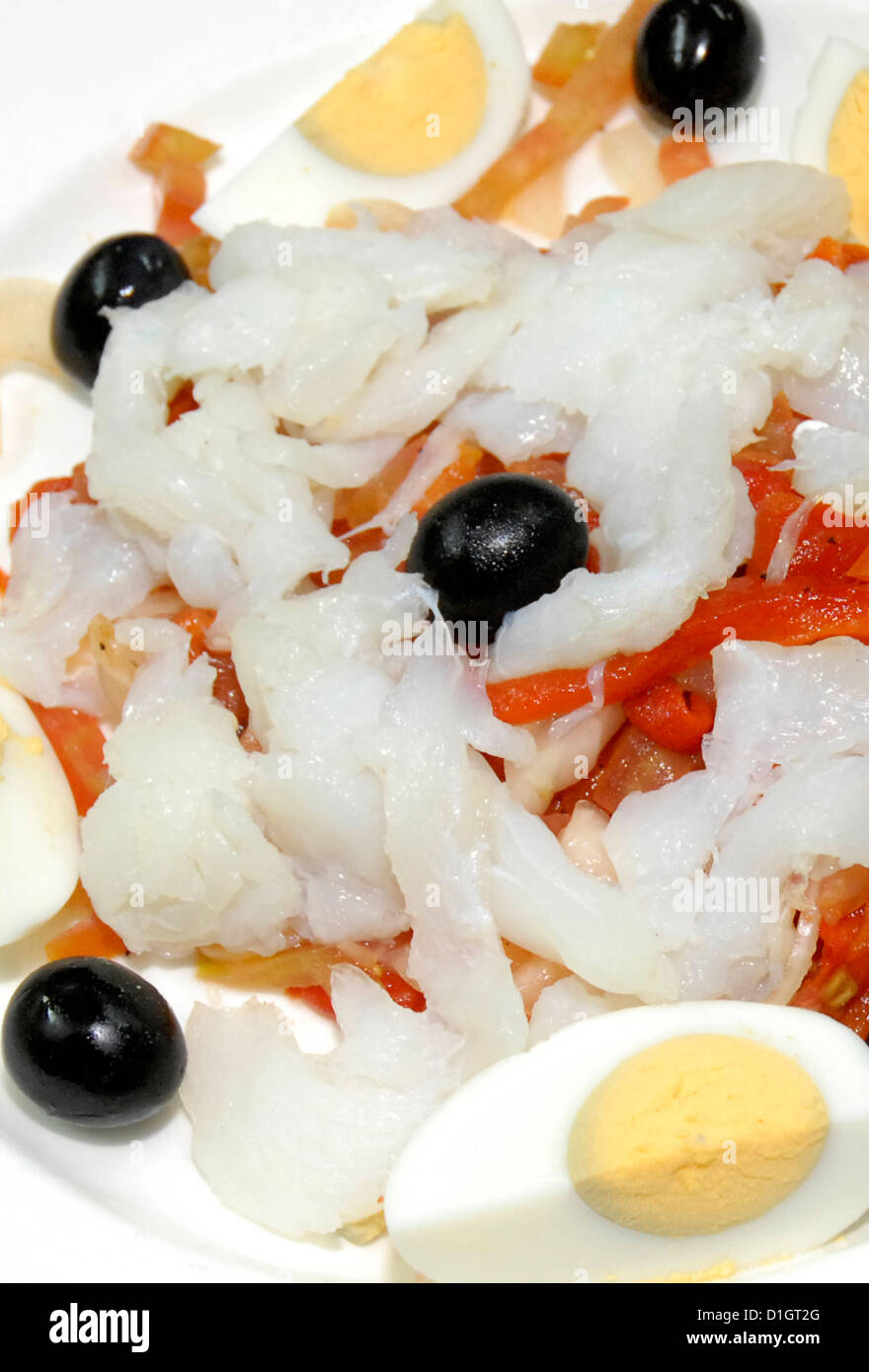 Kabeljau-Salat mit schwarzen Oliven Ei Tomaten gekocht und gekocht ... Kabeljau-Salat mit schwarzen Oliven Ei Tomaten gekocht und gekocht ...