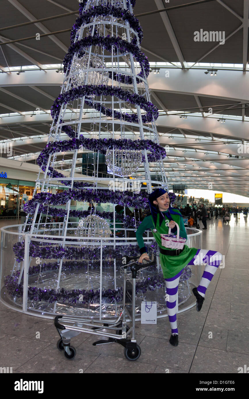 21. Dezember 2012.  T5 Flughafen Heathrow, London. Ein Schauspieler verkleidet in einem Elf-Kostüm, Reisende, was erwartet wurde, zu den verkehrsreichsten Tag für Weihnachten Reisen zu unterhalten. © Danny Callcut Stockfoto