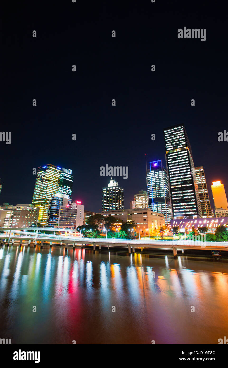 Brisbane Skyline bei Nacht spiegelt sich in Brisbane River, Brisbane, Queensland, Australien, Pazifik Stockfoto
