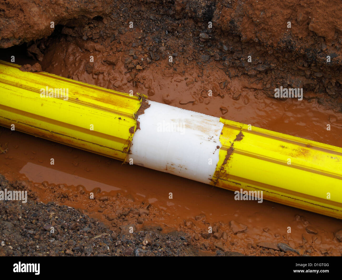 Schweißverbindung in neu angelegten gelb high-Density Polyethylen Kunststoff Hochdruck-Gasleitung im offenen Graben UK Stockfoto