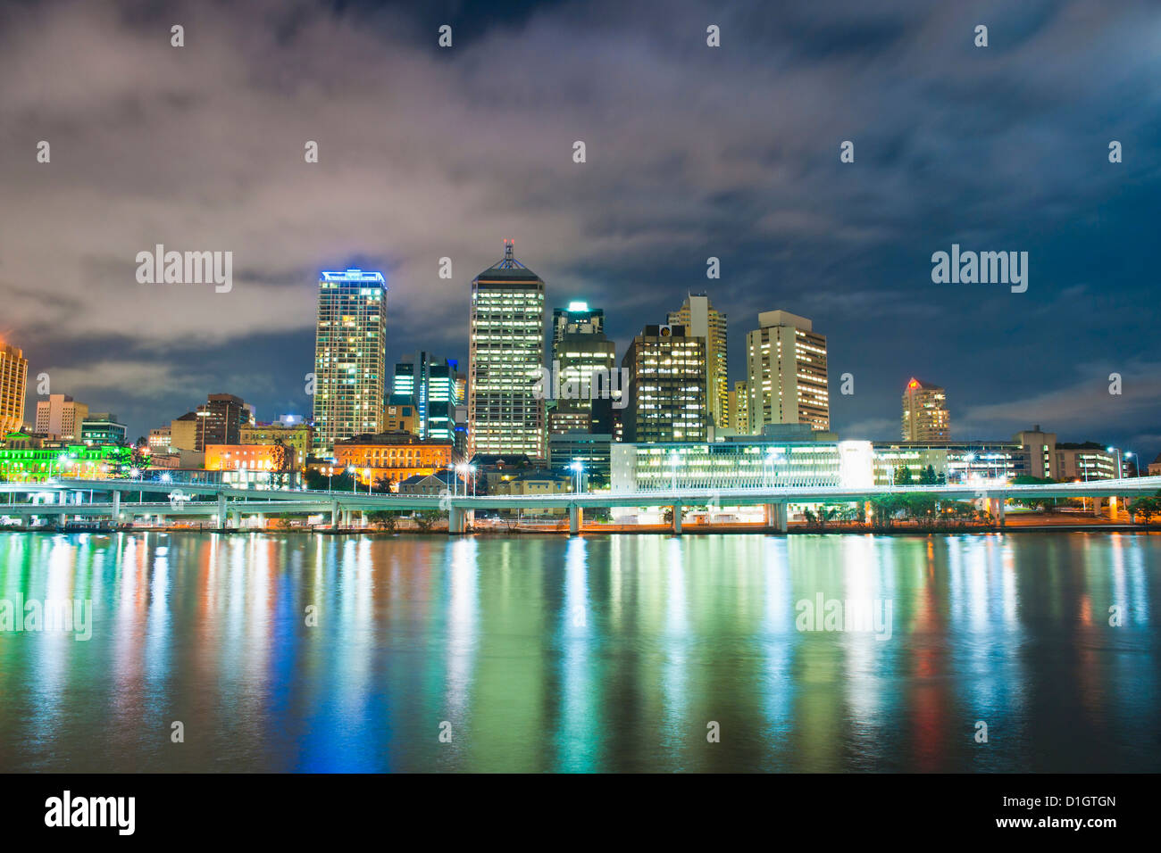 Brisbane Skyline bei Nacht, aufgenommen von South Bank, Queensland, Australien, Australien, Pazifik Stockfoto