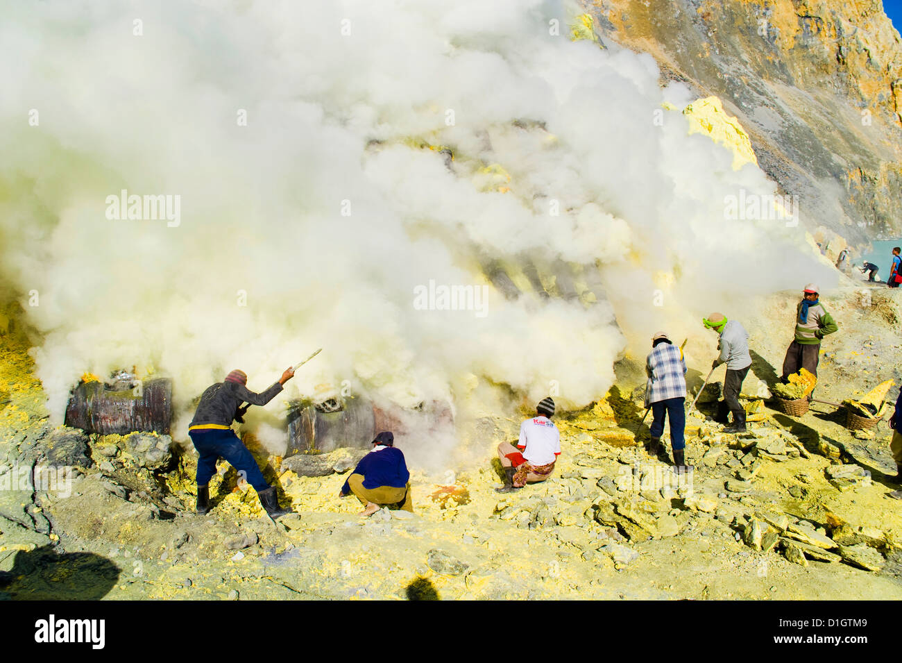 Schwefel-Bergleute arbeiten in den Krater am Kawah Ijen, Java, Indonesien, Südostasien, Asien Stockfoto
