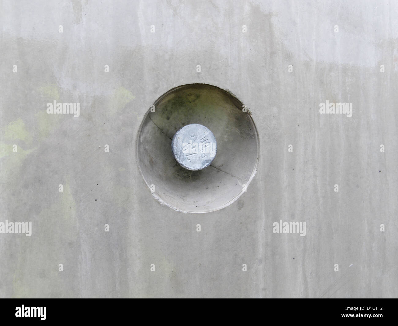 Bei der Aufhebung der Stub werfen auf einem schweren vorgegossenen Betonbrücke Abschnitt markiert mit sicheren Last begrenzen uk Stockfoto
