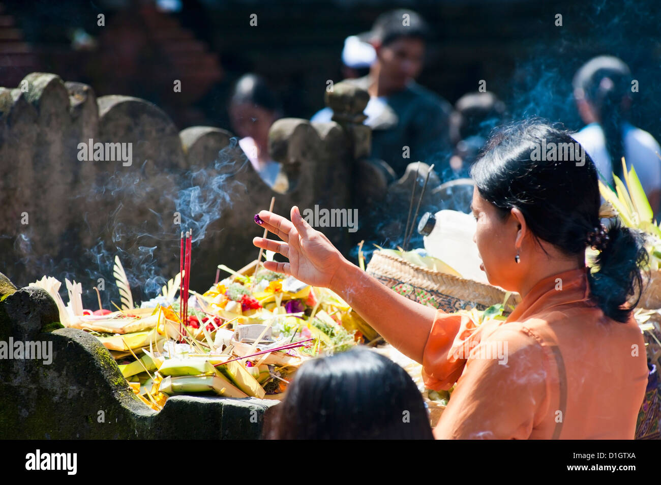 Balinesische Frau beten mit Weihrauch am Hindu-Tempel Pura Tirta Empul, Bali, Indonesien, Südostasien, Asien Stockfoto