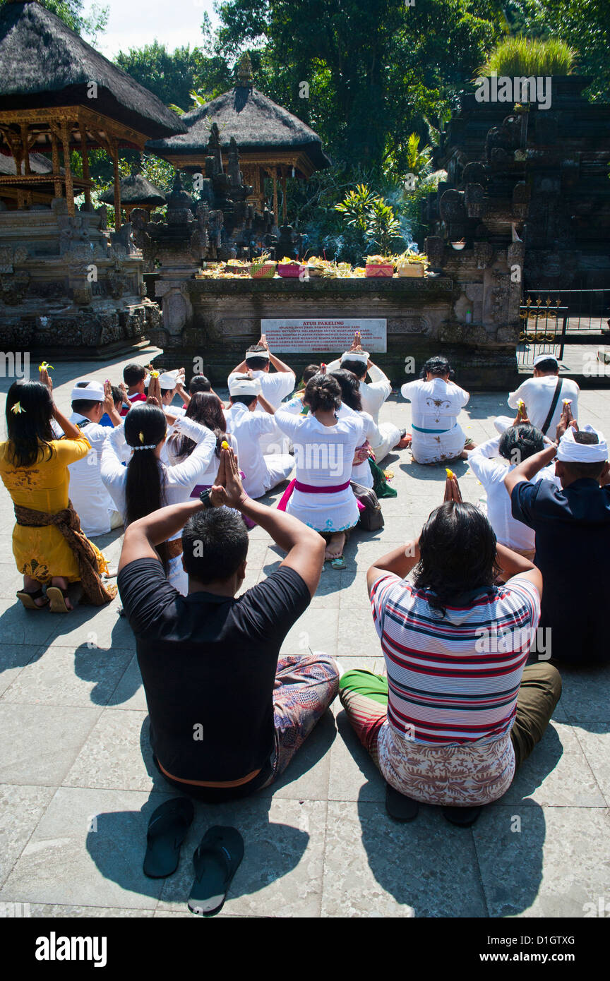Menschen beten am Hindu-Tempel Pura Tirta Empul, Tampaksiring, Bali, Indonesien, Südostasien, Asien Stockfoto
