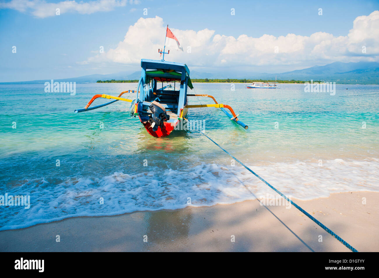 Gili Meno, einem traditionellen indonesischen Boot auf Gili Meno mit Gili Air und Lombok im Hintergrund, Gili-Inseln, Indonesien Stockfoto