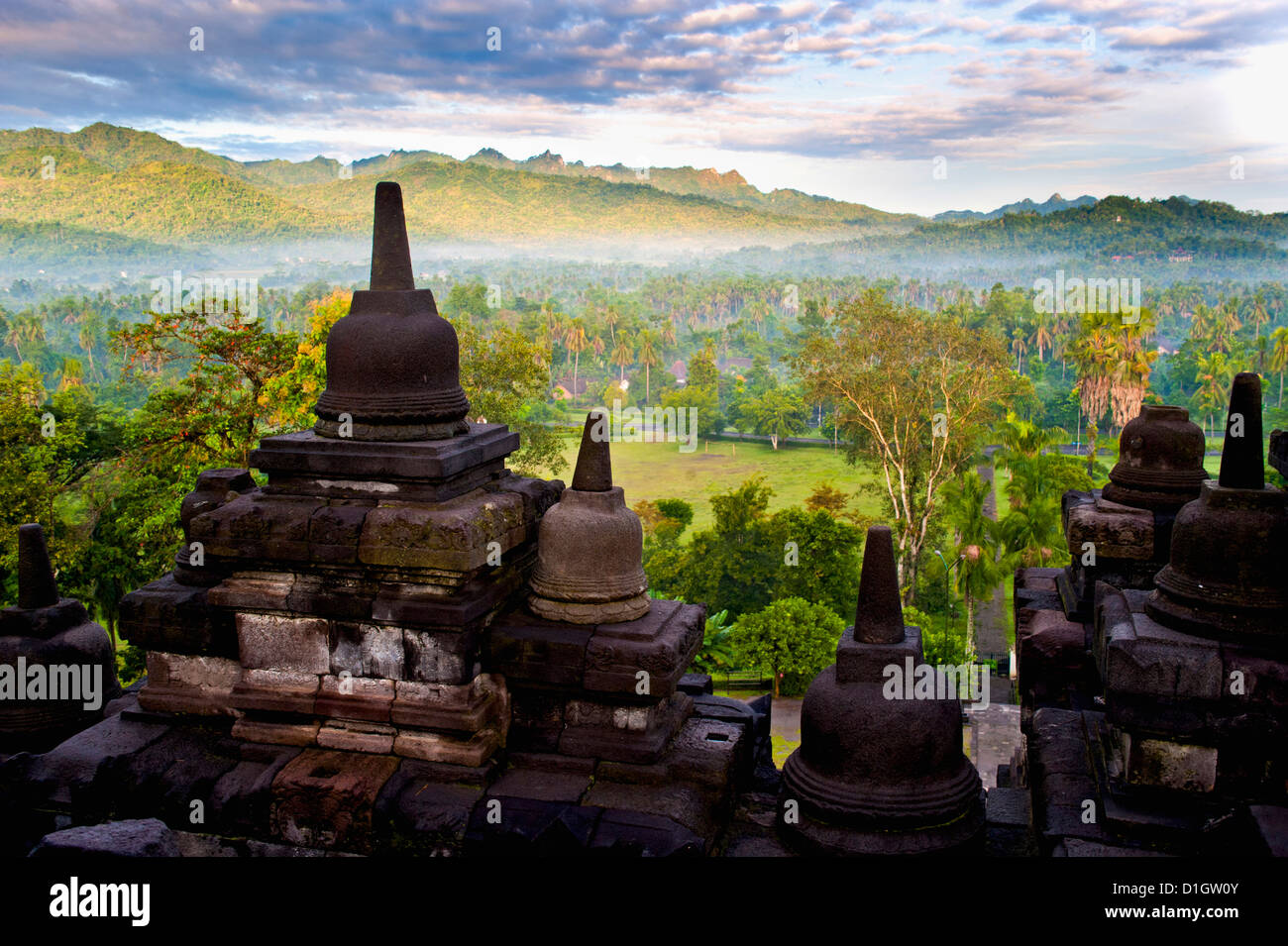Stein-Stupa in Borobodur an einem nebligen Morgen bei Sonnenaufgang, Borobudur (Borobodur), Yogyakarta, Java, Indonesien, Südostasien, Asien Stockfoto