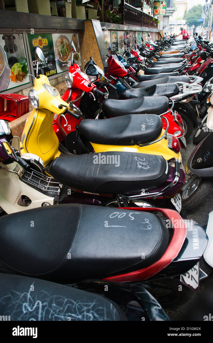 Hunderte der Mopeds in eine typische Straßenszene in Ho-Chi-Minh-Stadt (Saigon), Vietnam, Indochina, Südostasien, Asien Stockfoto