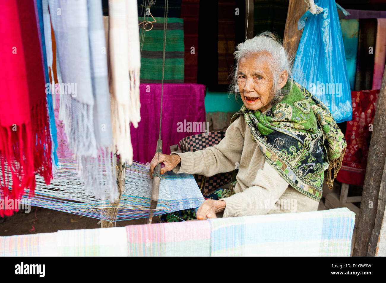 Alte Frau an ihrem Webstuhl Schals weben, Luang Prabang, Laos, Indochina, Südostasien, Asien Stockfoto