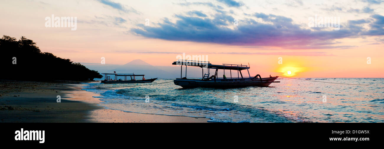 Mount Agung auf Bali und Angelboote/Fischerboote Silhouette gegen einen Sonnenuntergang, Gili Trawangan, Gili-Inseln, Indonesien, Südostasien, Asien Stockfoto