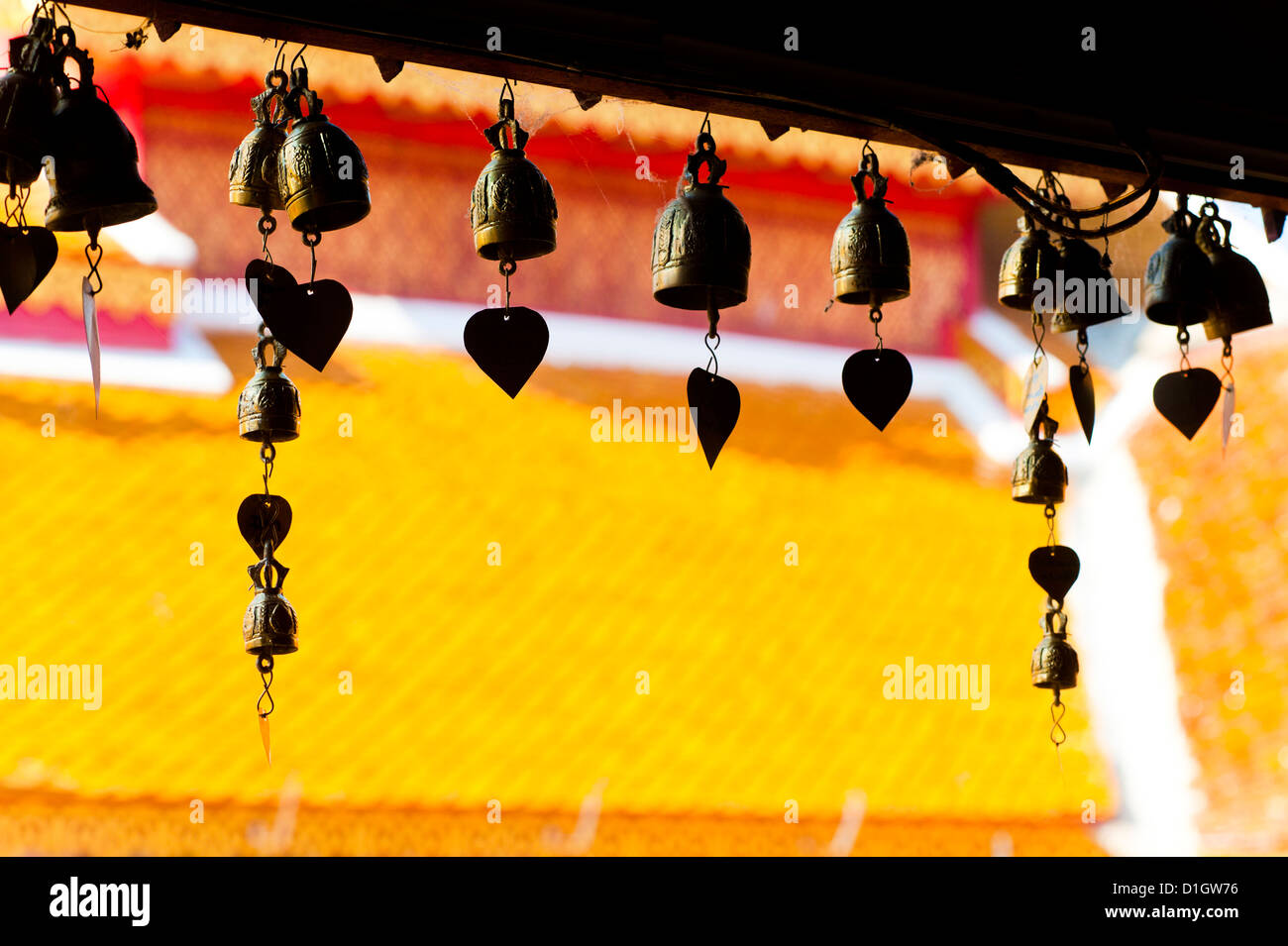 Nahaufnahme von Gebet Glocken, Silhouette gegen das bunte Dach am Wat Doi Suthep, Chiang Mai, Thailand, Südostasien, Asien Stockfoto