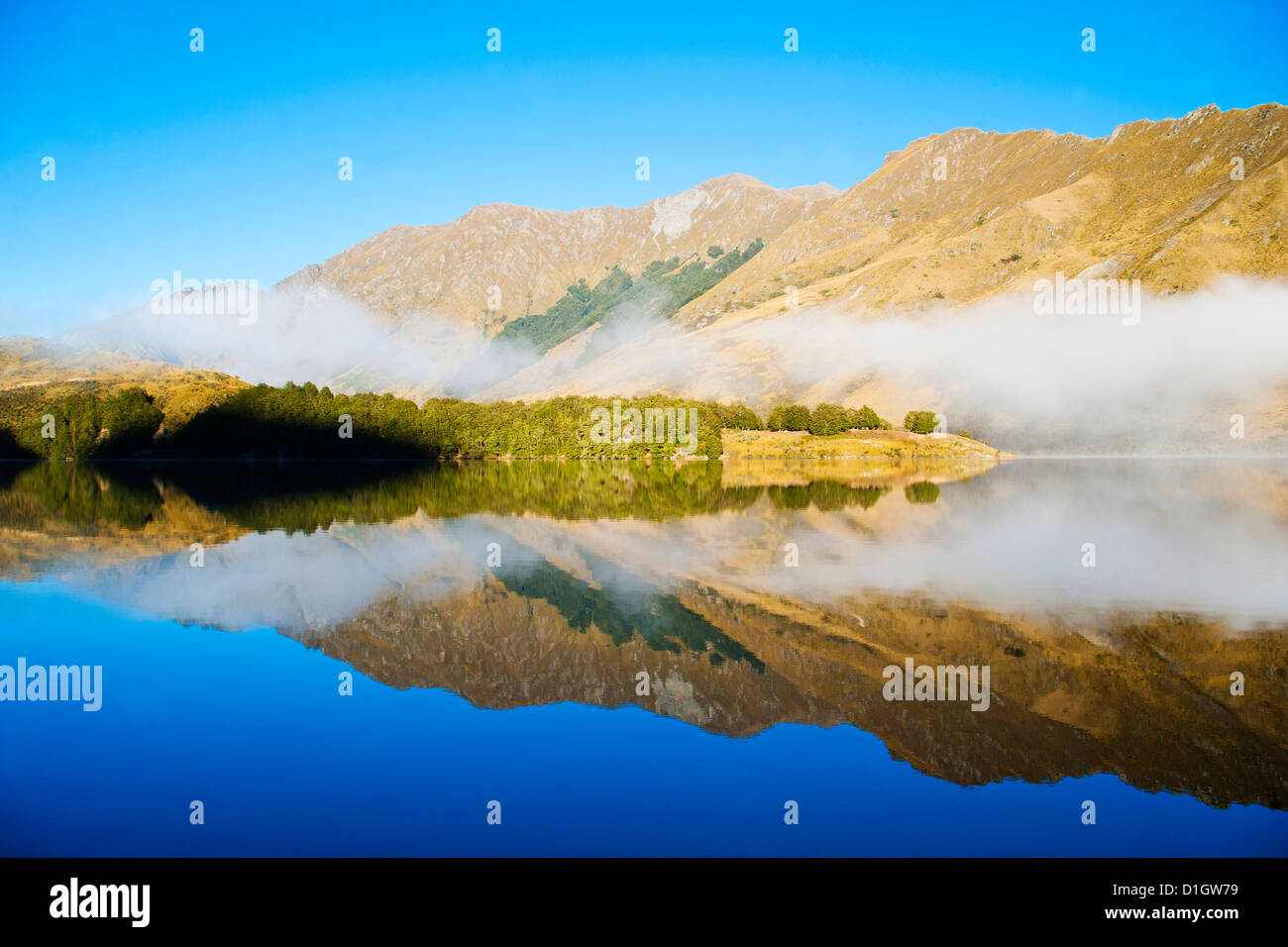 Misty Dawn Reflexionen über ruhige Lake Moke, Queenstown, Otago, Südinsel, Neuseeland, Pazifik Stockfoto