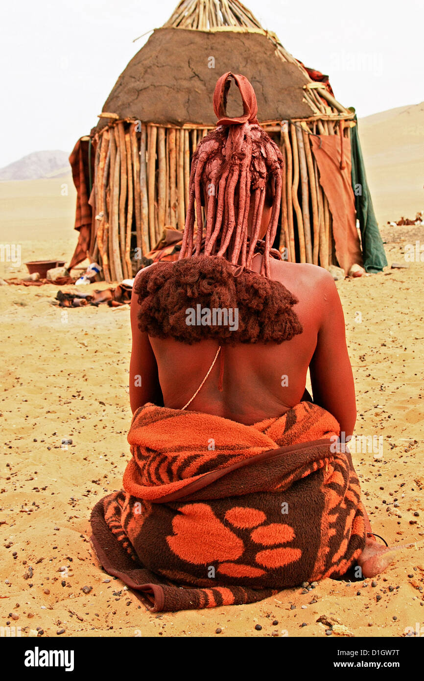 Himba Frau die Haare Plats in Kunene, Norden Namibias geflochten. Stockfoto