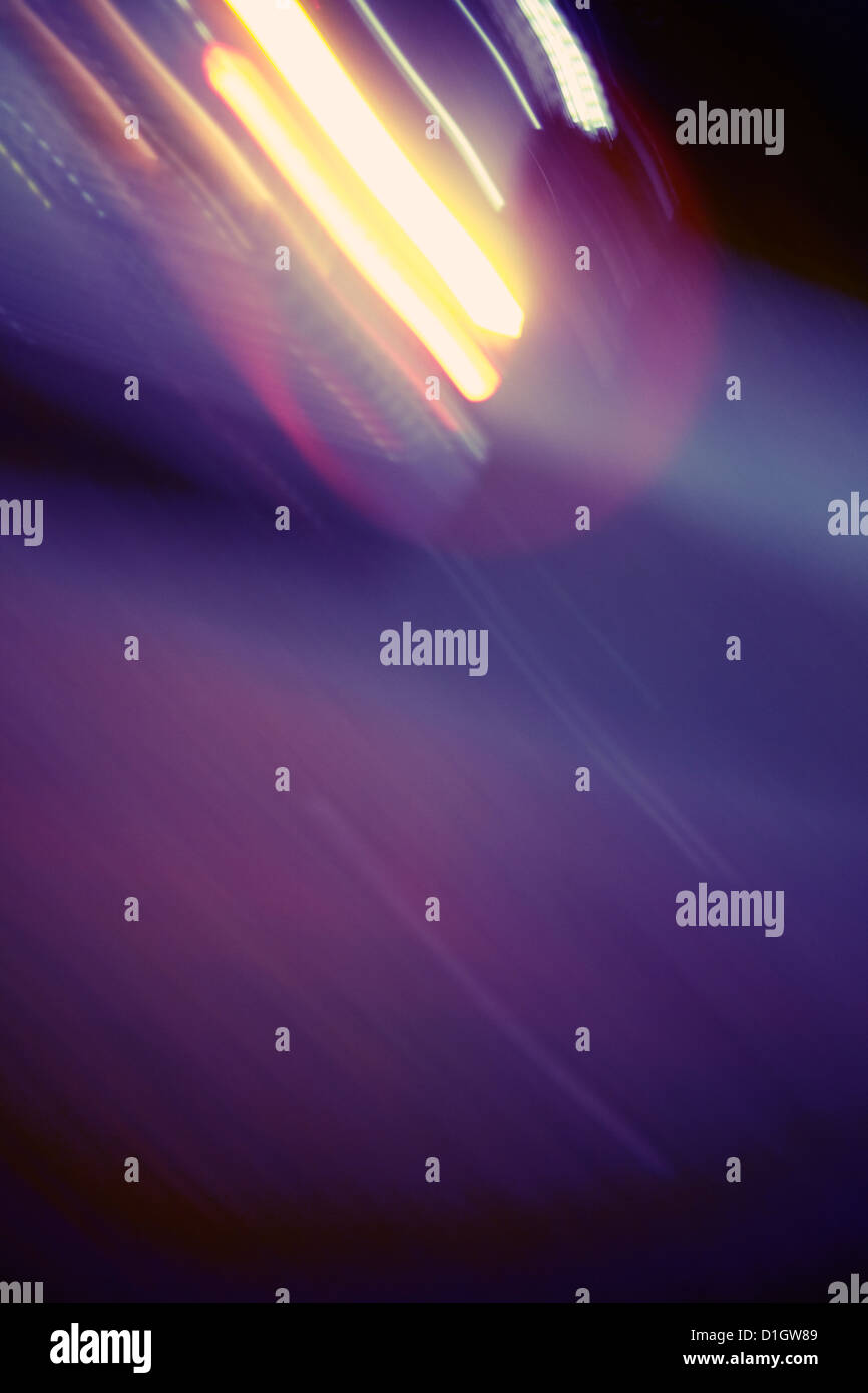 Abstrakte Autoscheinwerfer, lila Hintergrund, Bewegung Stockfoto