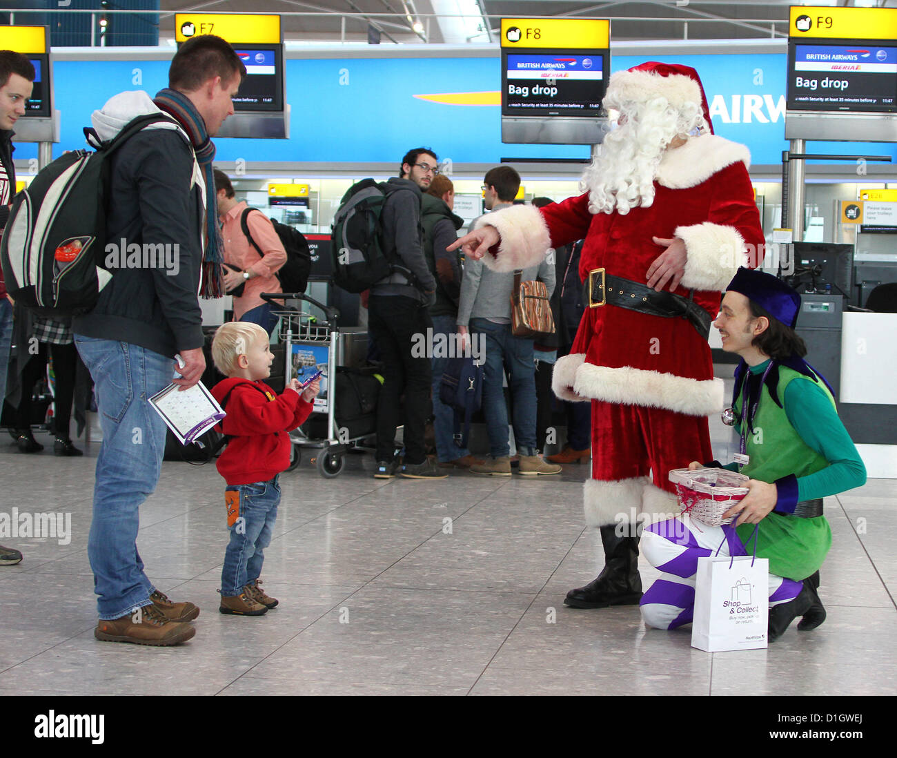 Flughafen London Heathrow Terminal 5 Abfahrten 21. Dezember 2012. Santa machte einen besonderen Auftritt am Terminal ausgeschiedenen Kinder zu treffen. Heute wird voraussichtlich der verkehrsreichsten des Jahres für Flughäfen im Vereinigten Königreich. Bildnachweis: Colin Bennett / Alamy Live News Stockfoto