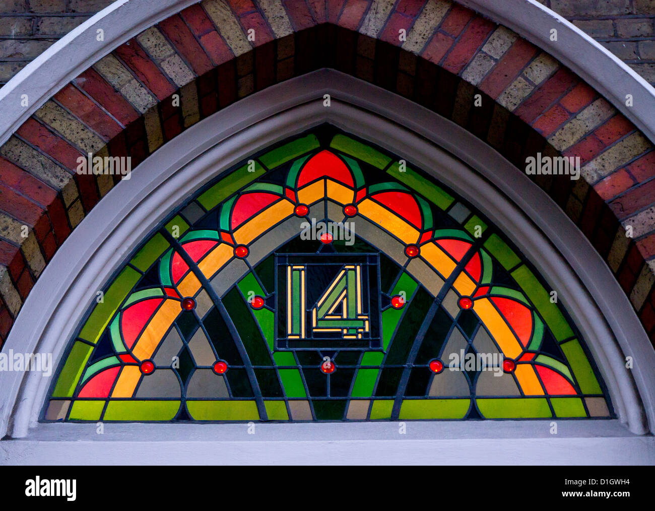 Nr. 14 in einem Londoner Stainedglass Fenster über dem Eingang Stockfoto