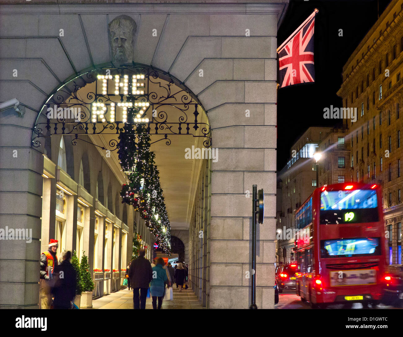 Hotel Ritz zu Weihnachten mit Union Jack-Flagge-Shopper und vorbei an roten Londoner Bus Piccadilly London Stockfoto