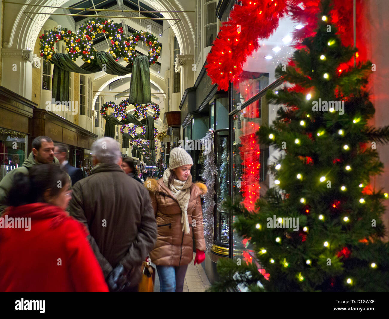 Burlington Arcade in Piccadilly mit traditionellen Weihnachten Dekorationen und Shopper London UK Stockfoto