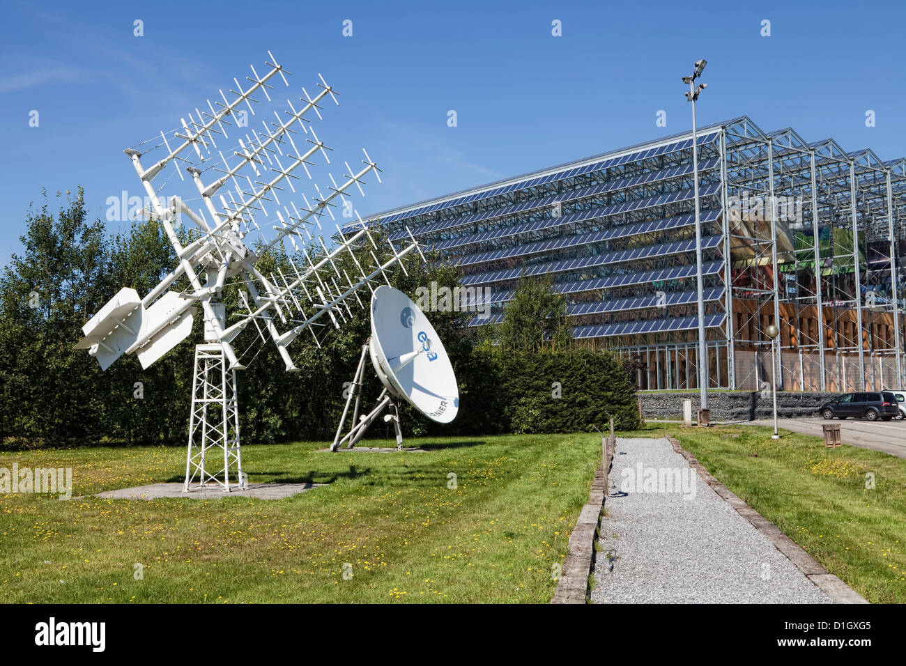 Parabolantenne ECS, für Satelliten von Eutelsat und ein Hochfrequenz-Antenne von ESA, Euro Space Center, Transinne, Belgien Stockfoto