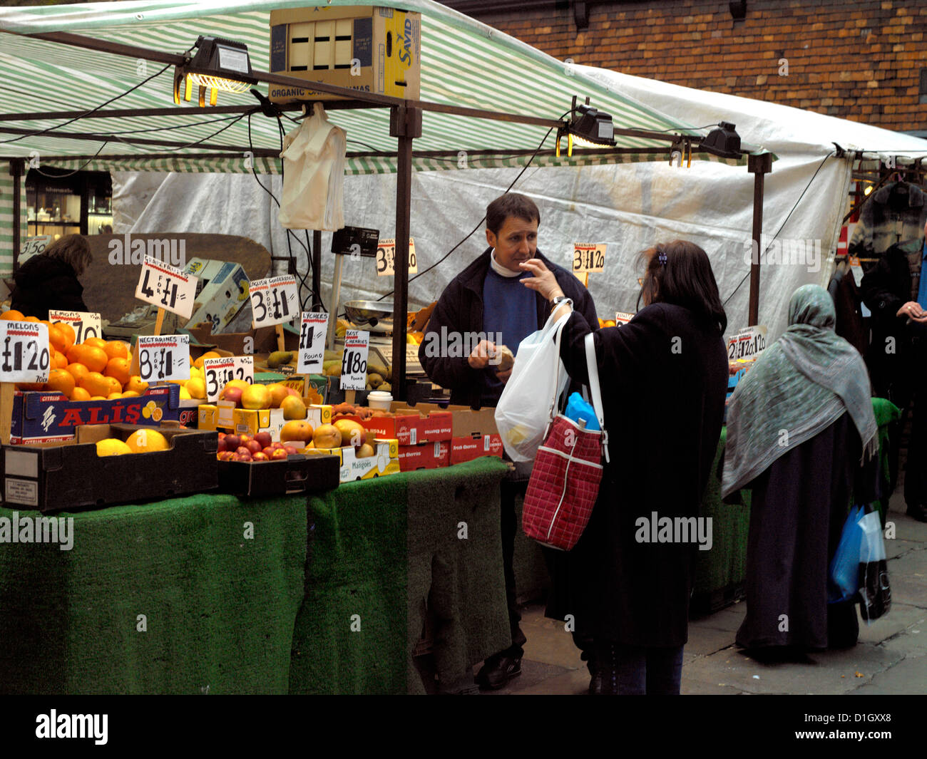 Salisbury Wiltshire England Markt am Samstag auf dem Marktplatz mit Obst und Gemüse Stall Stockfoto