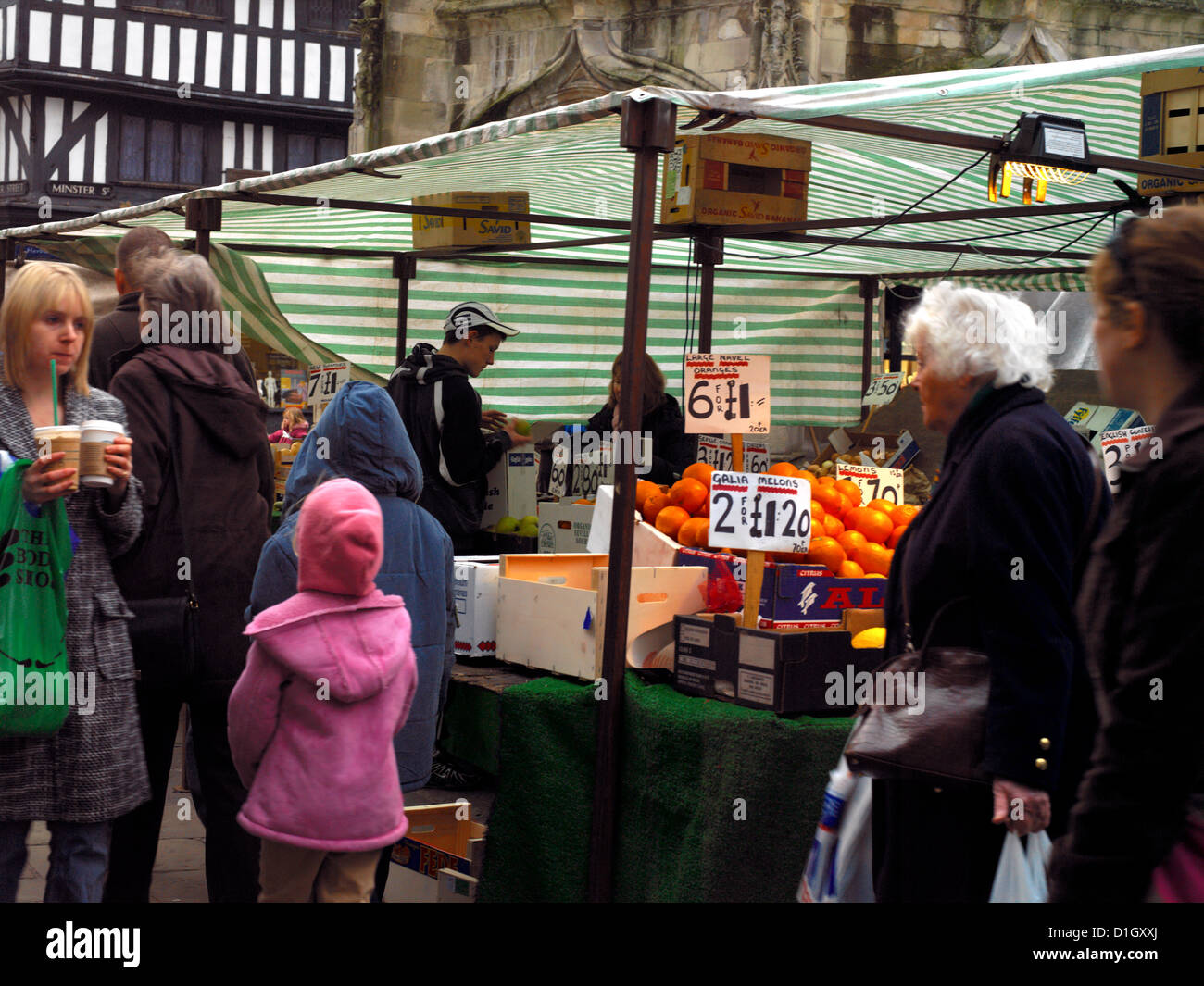 Salisbury Wiltshire England Samstagsmarkt im Marktplatz mit Obst und Gemüse Stall und Frau mit Kaffee zum mitnehmen Stockfoto