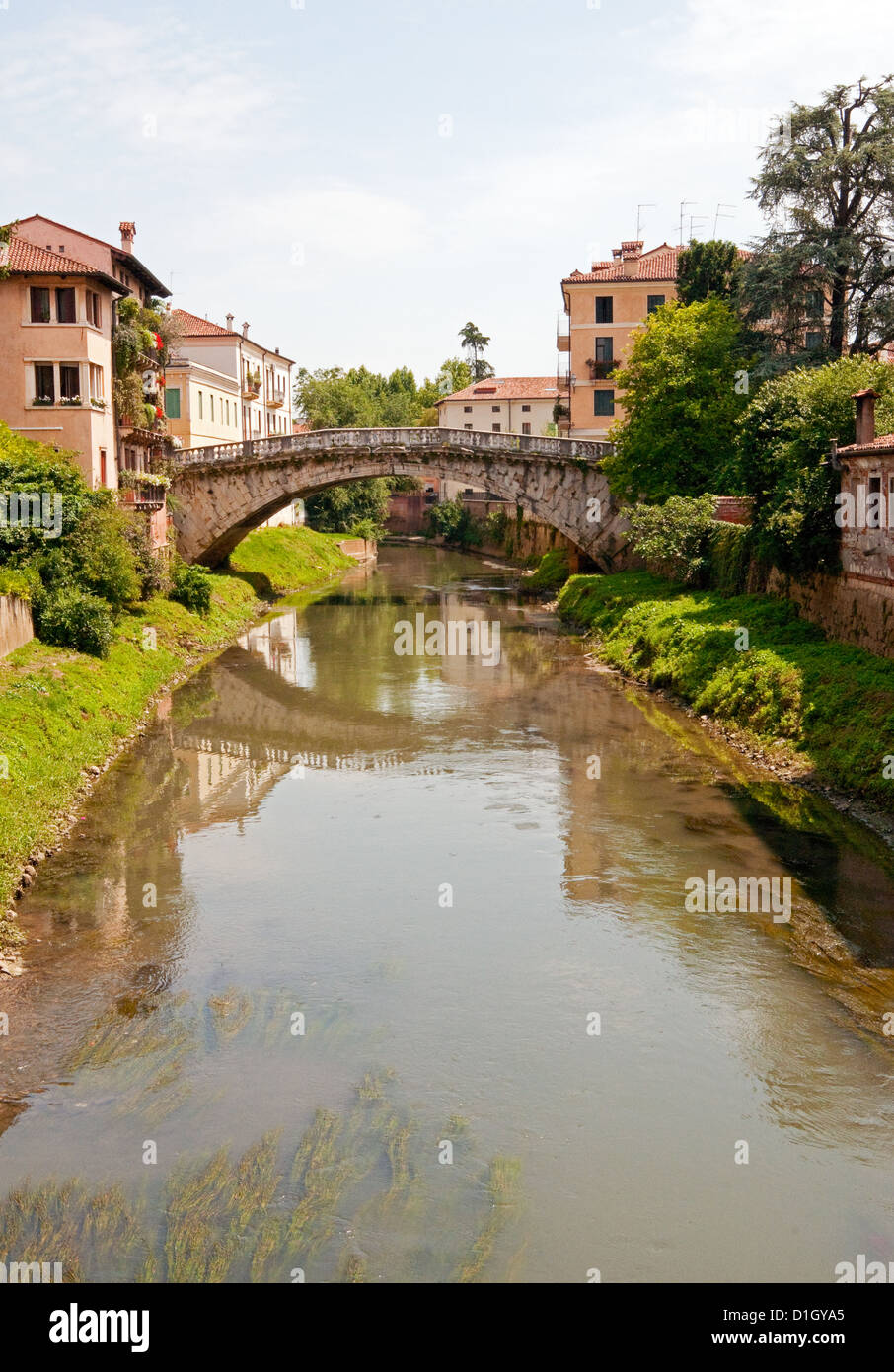 Kleiner Bach mit Gebäuden und Brücke, Vicenza, Italien Stockfoto