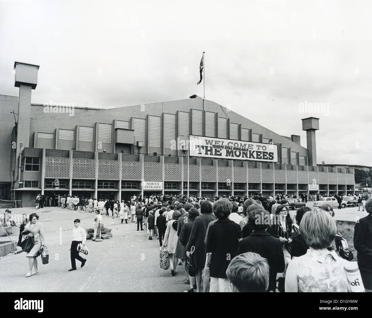 DIE MONKEES Fans-Warteschlange für die pop-Gruppe-Konzert in der Wemley Arena, London, am 2. Juli 1967 Stockfoto
