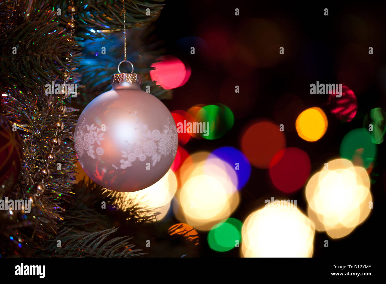 Weihnachtskugel und Weihnachtsbeleuchtung Bokeh Stockfoto