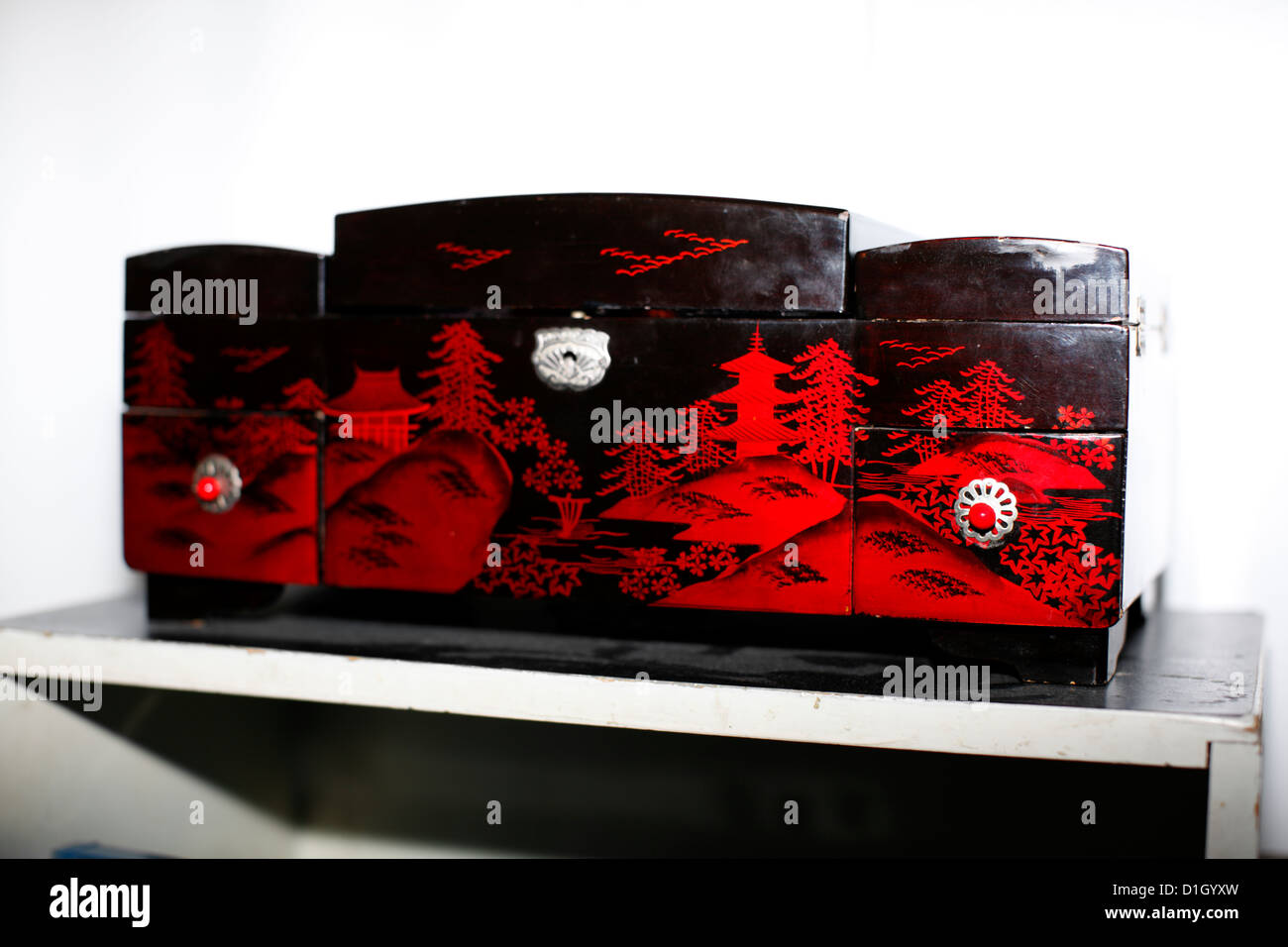 Lack schwarz und rot lackiert dekorativen Box. Stockfoto
