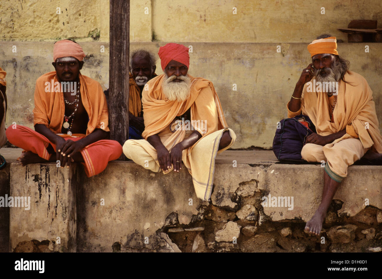 Hindu-Sadhus tragen traditionelle Kleidung in der Stadt Rameswaram In Tamil Nadu Staat Südindien Stockfoto