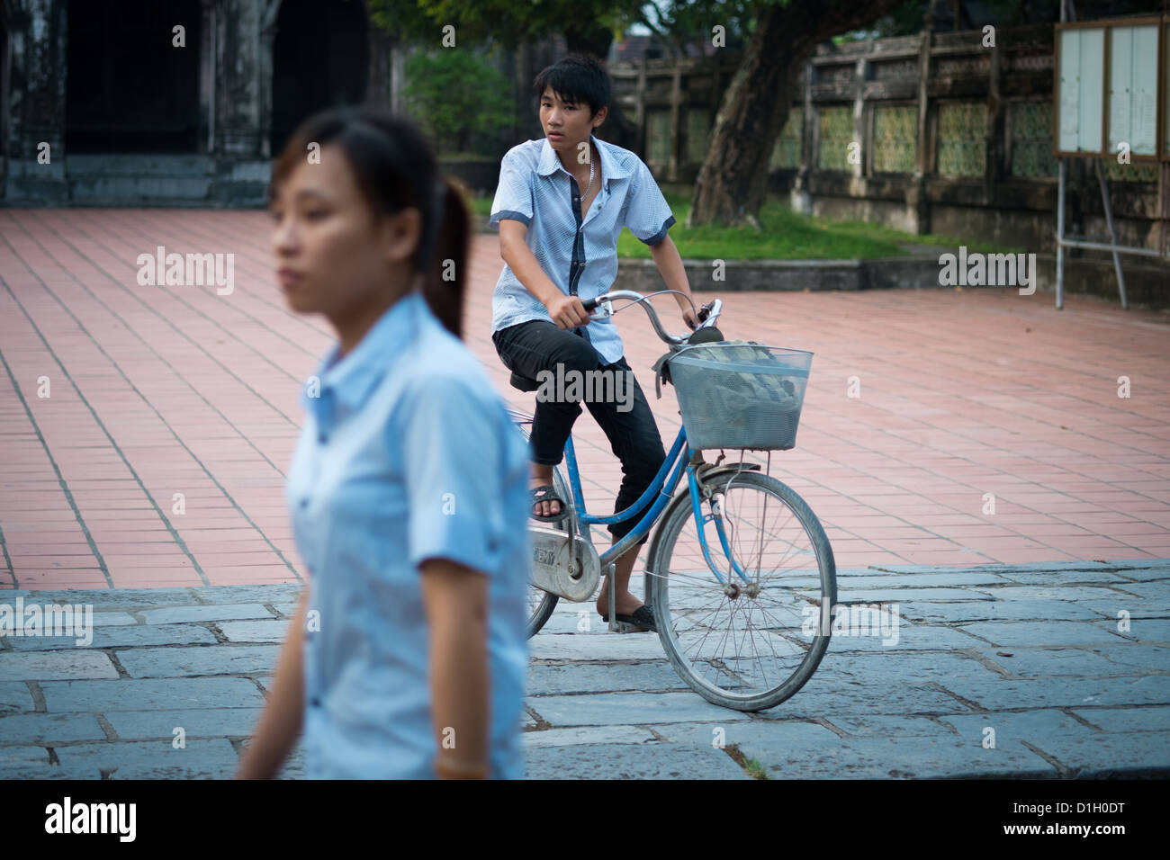 Ein Schuljunge, den Austausch von ein Blick auf einen vorbeifahrenden Schulmädchen Stockfoto